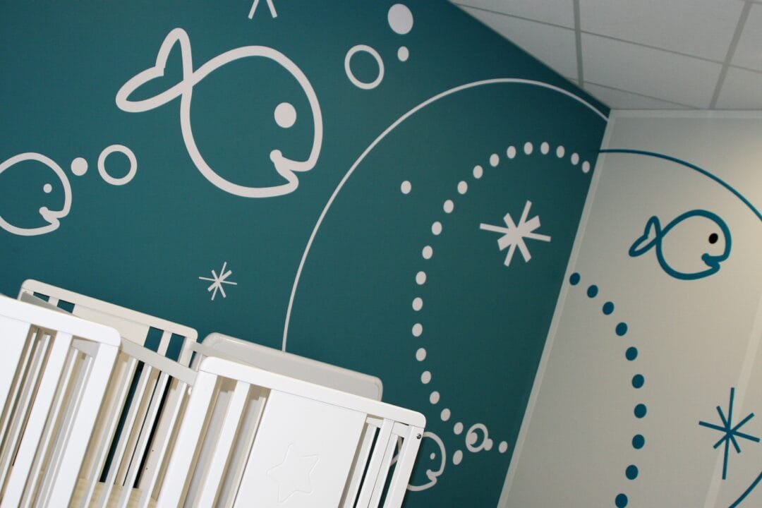 Création signalétique crèche par l'agence Com' Empreintes